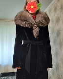 Шуба мутоновая с капюшоном из песца